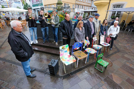 Pfarrer Bernhard Richter und Sylvia Caspari bei der Mahnwache (Foto: Thomas Siedler)