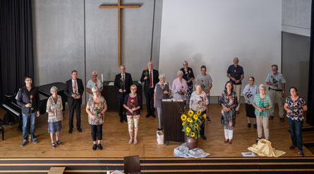 Unser Bild zeigt OB Rentschler, Dekan Drescher und Pfarrer Richter mit den geehrten Mitarbeiterinnen und Mitarbeitern. 
