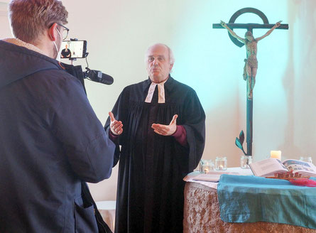 Unser Bild zeigt Pastoralassistent Hans-Christian Richter, der die Impulse aufgenommen hat, mit Pfarrer Bernhard Richter in Peter-und Paul bei der Aufnahme eines Impulses zur digitalen Ökumenischen Bibelwoche (Foto: Peter Hageneder)