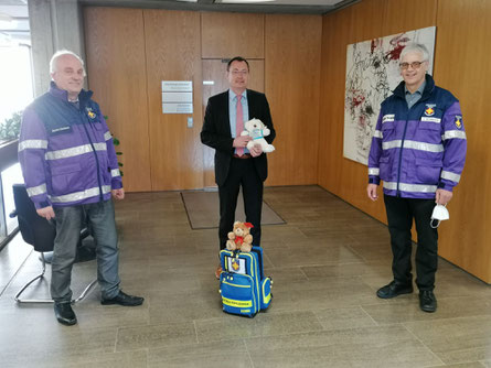 Foto: Stadt Aalen. Bernhard Richter (li.) und Jürgen Schnotz (re.) haben von OB Thilo Rentschler Unterstützung für den Freundeskreis Teddybär bekommen. 