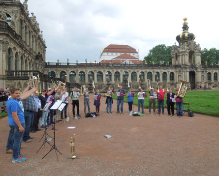 Die Posaunenchöre Aalen Schweindorf und Altenburg vor dem Zwinger in Dresden