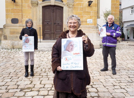 Sylke Gamisch (vorne), Giuseppina Mango (hinten links) und Pfarrer Bernhard Richter (hinten rechts) bei der Vorstellung des Gottesdienstes für die Woche für das Leben.