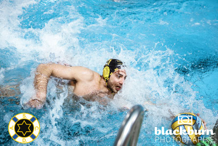 Unser Kapitän Robert Gergelyfi beim erfolgreichen Anschwimmen - Foto: Florian Blackburn