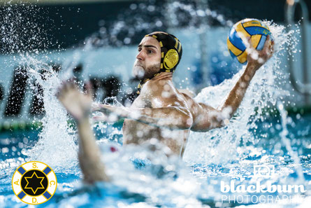 Unser Kapitän Robert Gergelyfi bei einem Schuss aufs Tor - Foto: Florian Blackburn