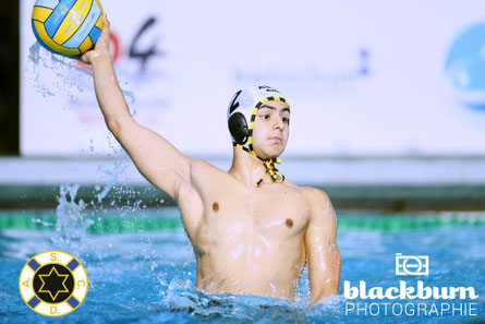 Navin Satter passt den Ball - Foto: Florian Blackburn