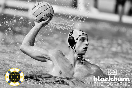 Lennox Metten am Ball - Foto: Florian Blackburn