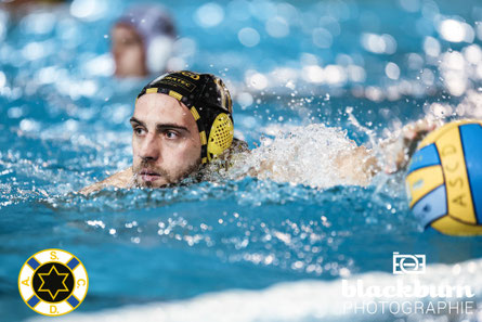 Unser Kapitän Robert Gergelyfi nach dem erfolgreichen Anschwimmen - Foto: Florian Blackburn