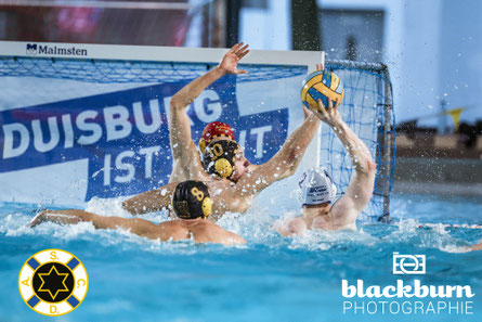 Elias Metten bei einer Erfolgreichen Blockade - Foto: Florian Blackburn