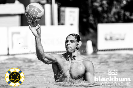 Lennox Metten am Ball - Foto: Florian Blackburn
