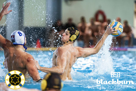 Elias Metten beim Wurf nach dem Foul - Foto: Florian Blackburn
