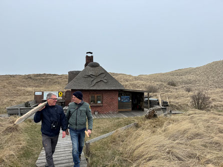 Neue Schutzgebietsreferenten Hendrik Brunckhorst (l.) und Jan Dettmering (r.) vor der Vogelwarthütte; Foto: Hendrik Brunckhorst