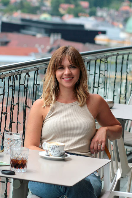 Kaffeepause beim POPMAGAZIN-Interview in der Rooftop-Bar des aDLERS Innsbruck. (c) miggl.at