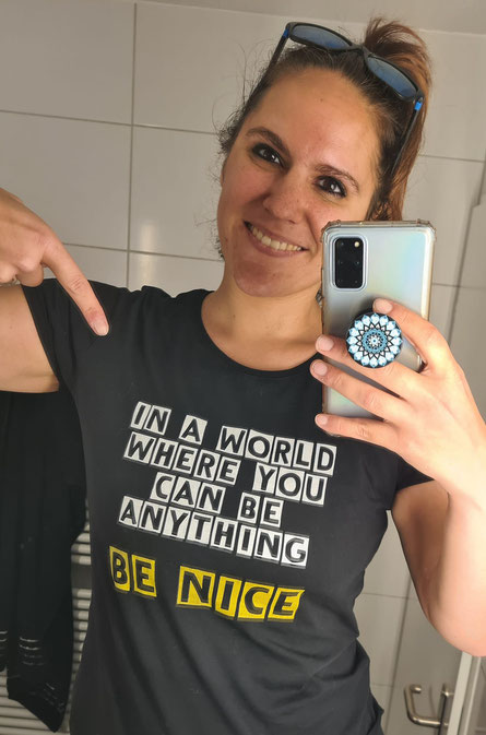 Laura Bolli mit neuem Be Nice T-Shirt © Be Nice