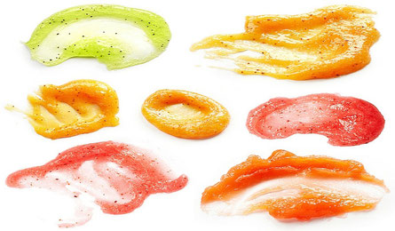 Peeling mit Mikroplastik in verschiedenen Farben