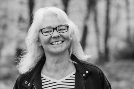 Frau blickt in die Weite - neue Wege beginnen