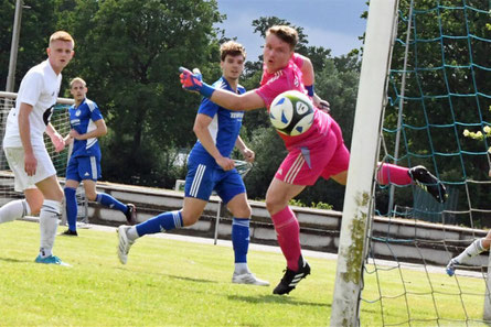 Felix Reuner erzielt hier den Treffer zum 1:4-Endstand, Keeper Raphael Meier kann nur noch hinterherschauen.© Angelika Hoof
