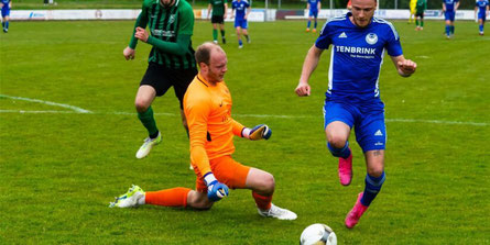 Laurentiu Tuca und der SuS Stadtlohn verloren 2:4 gegen Jens Kortüm (M.) und den ASC. © Raphael Kampshoff