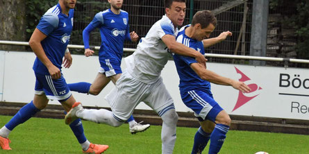 Stadtlohns Kevin Meise hält hier Felix Wobbe auf. Andre Hippers (l.) und Jaan Büning schauen genau hin. © Angelika Hoof