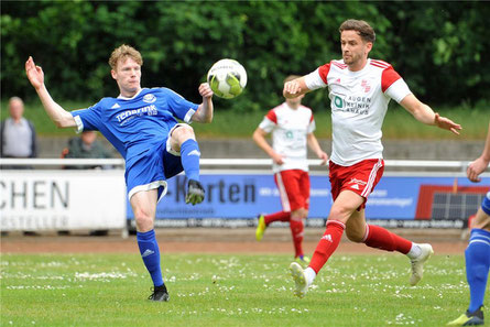 Einen Sieg im Abschiedsspiel für Eintracht Ahaus erlebte Andre Hippers (r.), hier im Duell mit Lars Sparwel 