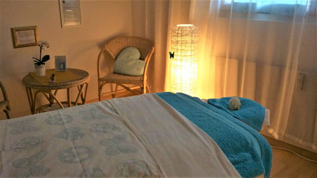 Wohlfühl-XXL-Massageliege-und-Papillon-Schmetterling-Stehlampe-und-bequeme-Sitzgelegenheit-und-Orchidee