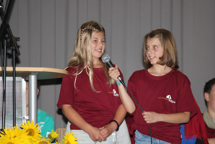 Leonie und Ida begrüßen ihre neuen Mitschüler an der Goldbachschule.