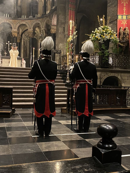 Maastricht - Onze Lieve Vrouwebasiliek - Paaswake 8 april 2023 Wachtende wachters tijdens het tonen van het Evangelie-missaal op het priesterkoor. ThP 230408.
