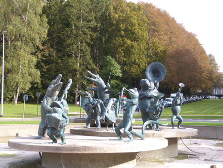 Tervuren - Rotonde bij de N3 -  Tom Frantzen (2004) - De Jazzband met de Afrikaanse waterdieren. 