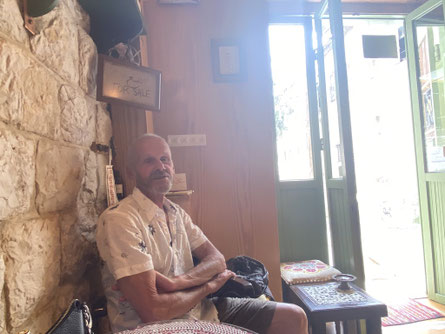 Israël - Nazareth - Café Al Kahla - En al beweert de ingelijste tekst iets anders... Aad is niet te koop - ThP 230602