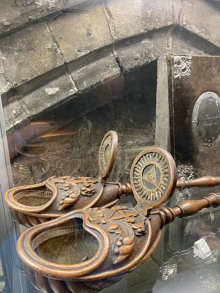 'God ziet alles'. Het is de bedoeling geld in de collecteschalen te doen. De armoede is echter groot: een enkeling geeft een knoop en soms probeert iemand munten uit de schaal te halen. ThP 230411