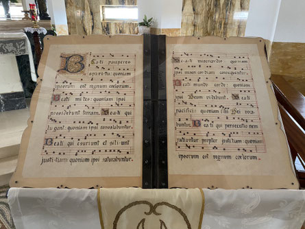 Israël - Kerk van de Acht Zaligsprekingen - Zingen in het Latijn - ThP 230601.