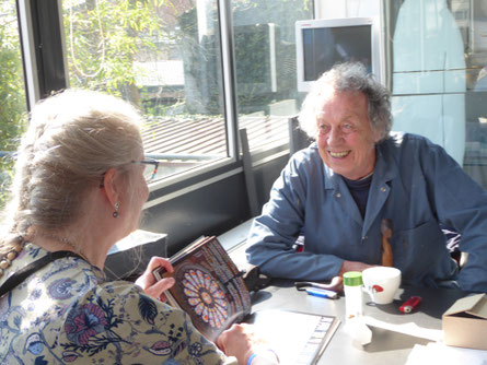 Tongeren, 7 april 2019 - Thea met Rafael Verjans in zijn atelier.