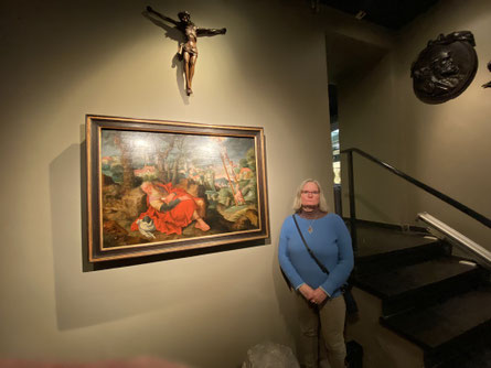 Aad 230411 Maastricht - Onze Lieve Vrouwebasiliek - Voorhal Schatkamer - Thea-Warrior naast 'Droom van Jacob', met de gekruisigde Jezus en met???