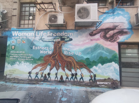 Hooman Khalili en Kot-Art in Kiryat HaMelache - De vrouwen van Iran schieten de helikopter van Ebrahim Raisi neer (Nizzan Cohen, 13 juni 2024) - Via commons.wikimedia.org