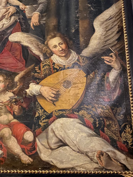 Maastricht - Onze Lieve Vrouwebasiliek - Jacob Iordaens (1631) schilderij 'De Heilige Familie - Engel Elisabeth van Spanje bespeelt de barokluit - ThP 230325