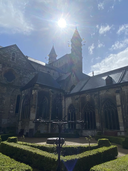 Maastricht - Onze Lieve Vrouwebasiliek - Zuidwesthoek pandhof - Sterre der Zeekapel en Westwerk - Met magistrale zon. ThP 230412