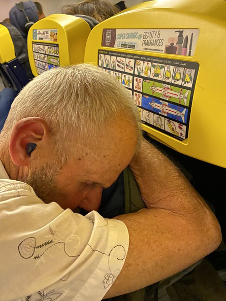 België - Na de landing in Charleroi - Mijn lieve, geliefde echtgenoot Aad slaapt nog; hij is helemaal kapot - ThP 230603