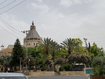 Israël - Nazareth - Basiliek van de Annunciatie - Links de toren met de hoorn-luidsprekers van de moskee - ThP 230602