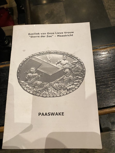 Maastricht - Onze Lieve Vrouwebasiliek - Stille Zaterdag - Paaswakeboekje 8 april 2023 - Reliëf De Romeinse soldaten bij het lege graf - Versiering van het Sacramentsaltaar. ThP 230408