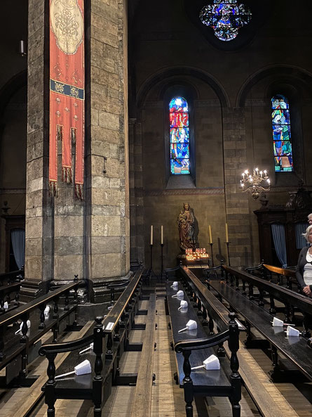 ThP 230529 Maastricht - Onze Lieve Vrouwebasiliek - Kaarsen met windkapjes voor de Grote Bidweg.