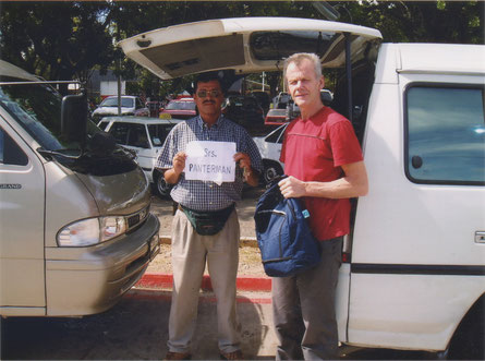 21 december 2003  Ontvangst op het vliegveld van Guatemalastad