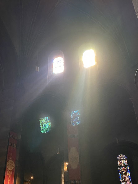 Onze Lieve Vrouwebasiliek Maastricht - Plots word ik vol in het licht gezet. Op de foto wordt het groene en blauwe glas van de ramen lager en op kop geprojecteerd. ThP 230411