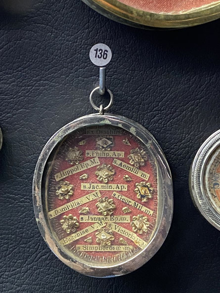 Maastricht - Schatkamer Onze Lieve Vrouwebasiliek - Reliekhouder met relieken van de apostelen Philippus en Jakobus de Mindere, en met die van Sint-Joris. ThP 230411