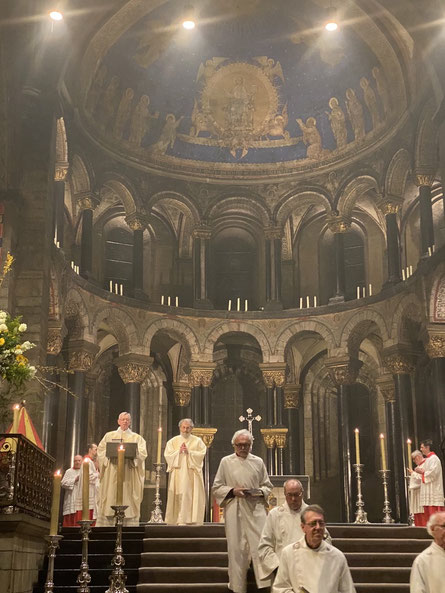 Maastricht - Onze Lieve Vrouwebasiliek - Paaswake - Gaat nu allen heen in vrede. ThP 230408