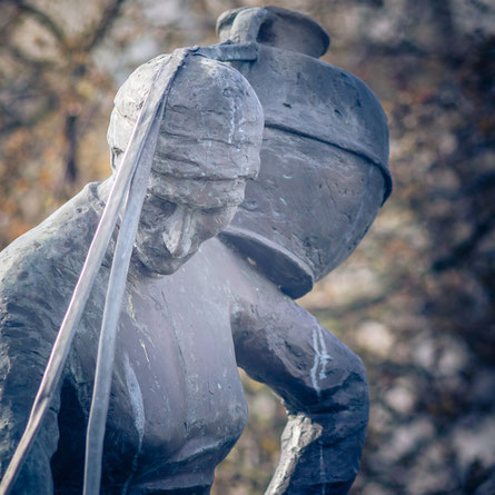 Die Skulptur La Laitière Normande in St Lô in der Normandie ist eine Nachbildung von Louis Derbré.