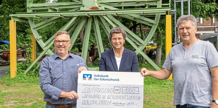 Barbara Bohner, Niederlassungsleiterin der Volksbank Oer-Erkenschwick, überreichte Markus Pliska (l.) und Volker Seemann vom Bergbaumuseum eine Spende in Höhe von 1000 Euro. © Martin Pyplatz