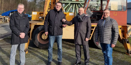 Andreas Ostdorf (Vorsitzender Gesamtbetriebsrat RAG Montan Immobilien), Klaus Terheyden, Peter Schrimpf (Vorstandsvorsitzender RAG) und Markus Pliska (Vorsitzender Bergbau- und Geschichtsverein, v.l.) bei der Übergabe des Kranwagens.