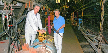 Immer einen Besuch wert ist das Bergbaumuseum in Oer-Erkenschwick. Hier präsentieren Rolf Gatberg (l.) und Volker Seemann den original nachempfundenen Unter-Tage-Ausbau. © Joerg Mueller