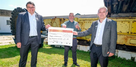 Der Bergbau- und Geschichtsverein bekommt eine 1000-Euro-Spende von der Sparkasse Vest: (v.l.) Direktor Andreas Peschl, Vereinsvorsitzender Markus Pliska und der stellvertretende Sparkassenleiter Ulrich Falk. © Jörg Gutzeit