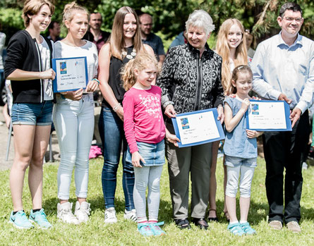 Foto: Herr Vantroyen von Bilderkunterbunt. Spendenübergabe Alfter-Oedekoven.