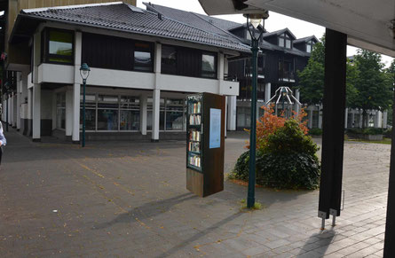 Die Fotomontage von Architekt und  Schrankbauer H.-J. Greve zeigt den Standort des offenen Bücherschrankes am Röttgener Schlossplatz